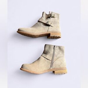 b.o.c. Men's Cream Chukka Boots